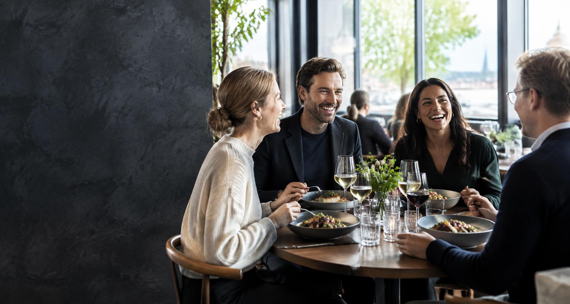 Kollegor delar en middag på en restaurang